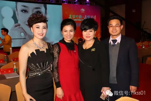 深圳美協(xié)副會(huì)長(zhǎng)，盛世集團(tuán)董事長(zhǎng)王俊華女士作為貴賓攜華美學(xué)院王星宇校長(zhǎng)共同出席了本次晚會(huì)